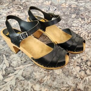 Toffel Swedish Hasbeens heeled strap wooden clogs size 39 8.5